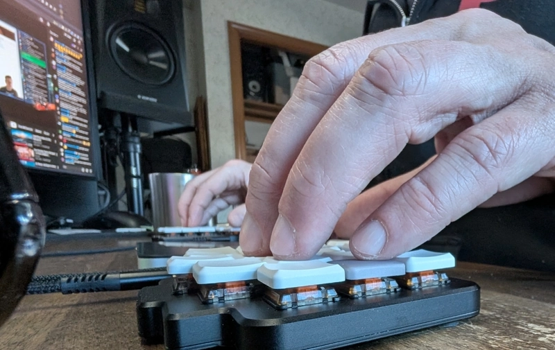 My pinky curls under, but the layout doesn't require much from it. The aggressive column stagger on the Piantor is much more comfortable than the Lily58 for this. I use a convex cap under my pinky as a homing key.